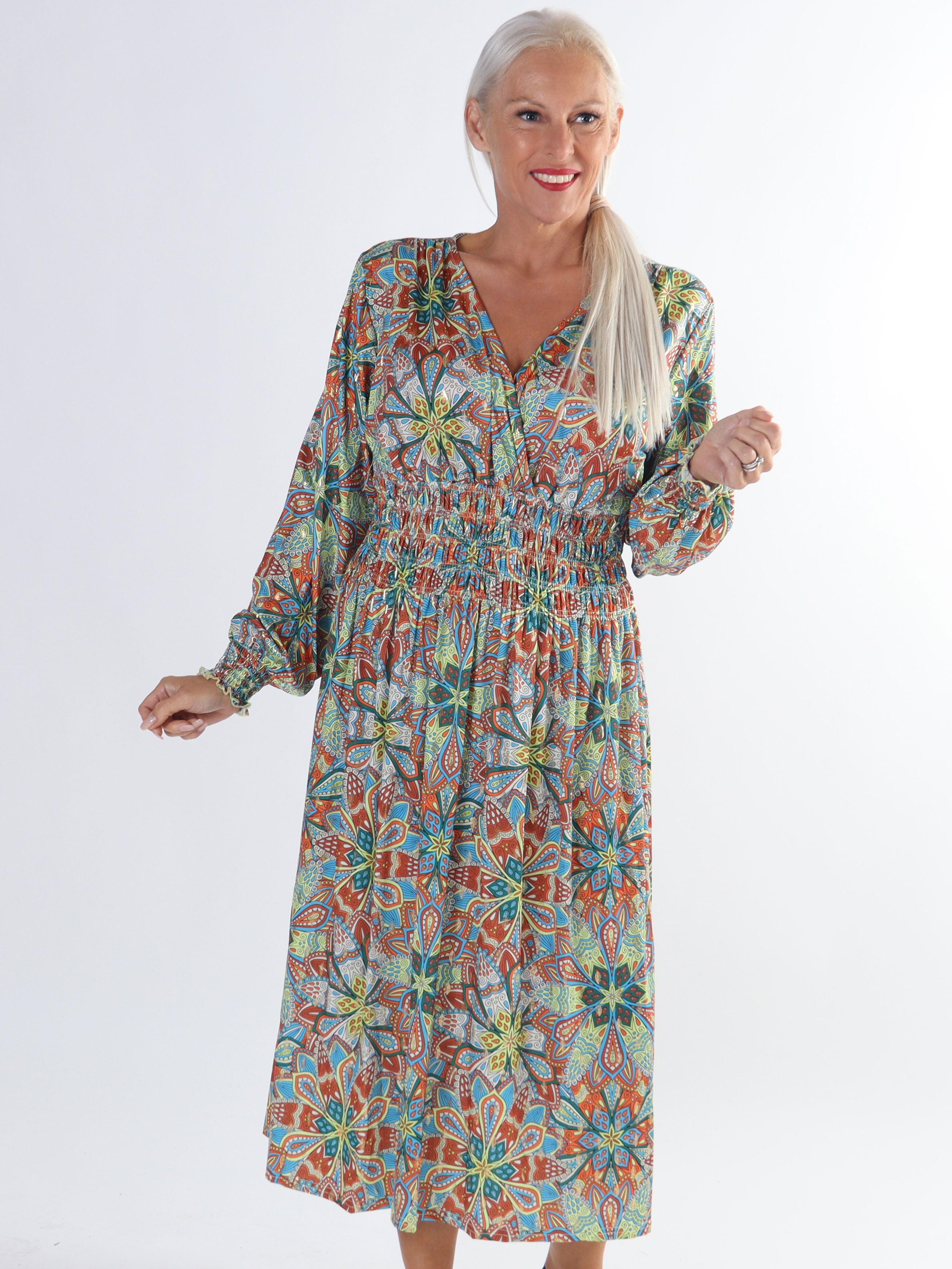 Pams Multi Midi L/S - Plus size klänning i skrynkelfritt tyg med långa ärmar